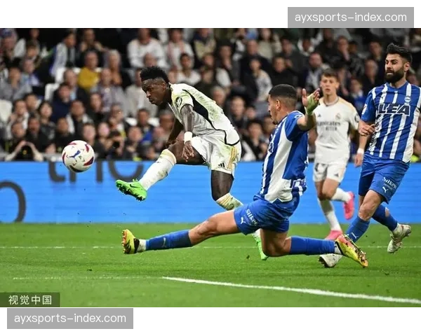 伯纳乌响起掌声，克罗斯手术刀直塞助攻维尼修斯破门